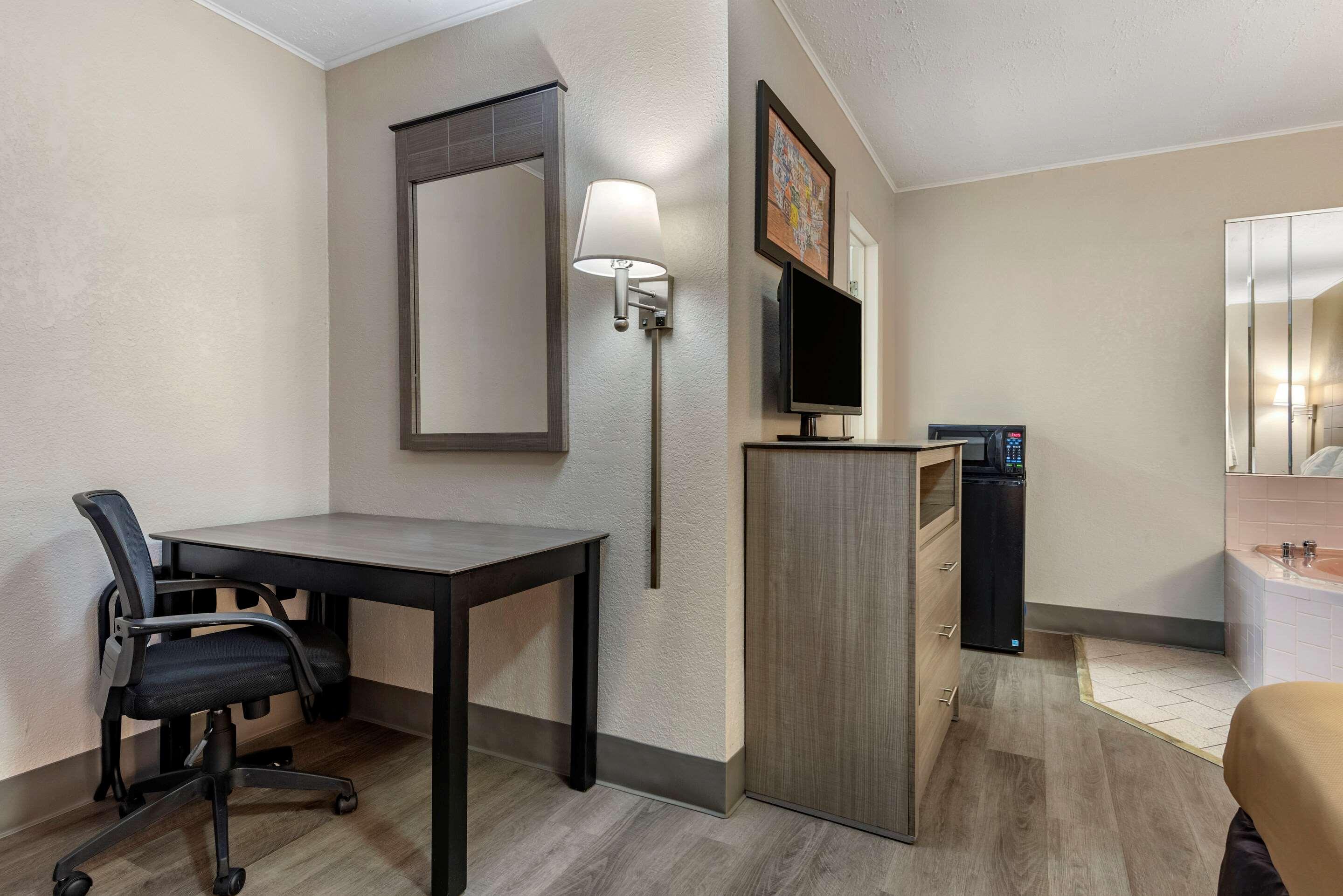 Econo Lodge Dewitt I-90 Εξωτερικό φωτογραφία