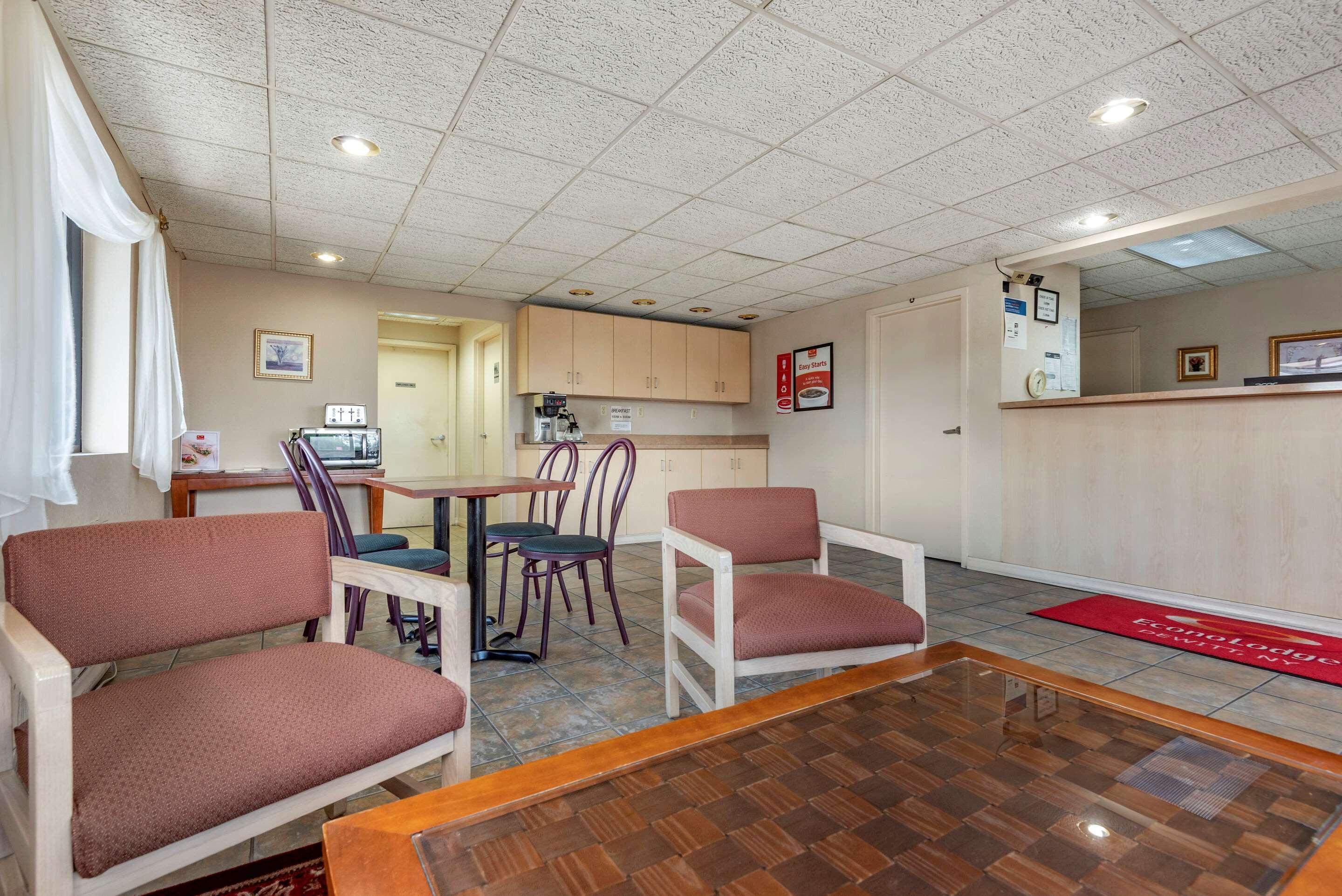 Econo Lodge Dewitt I-90 Εξωτερικό φωτογραφία