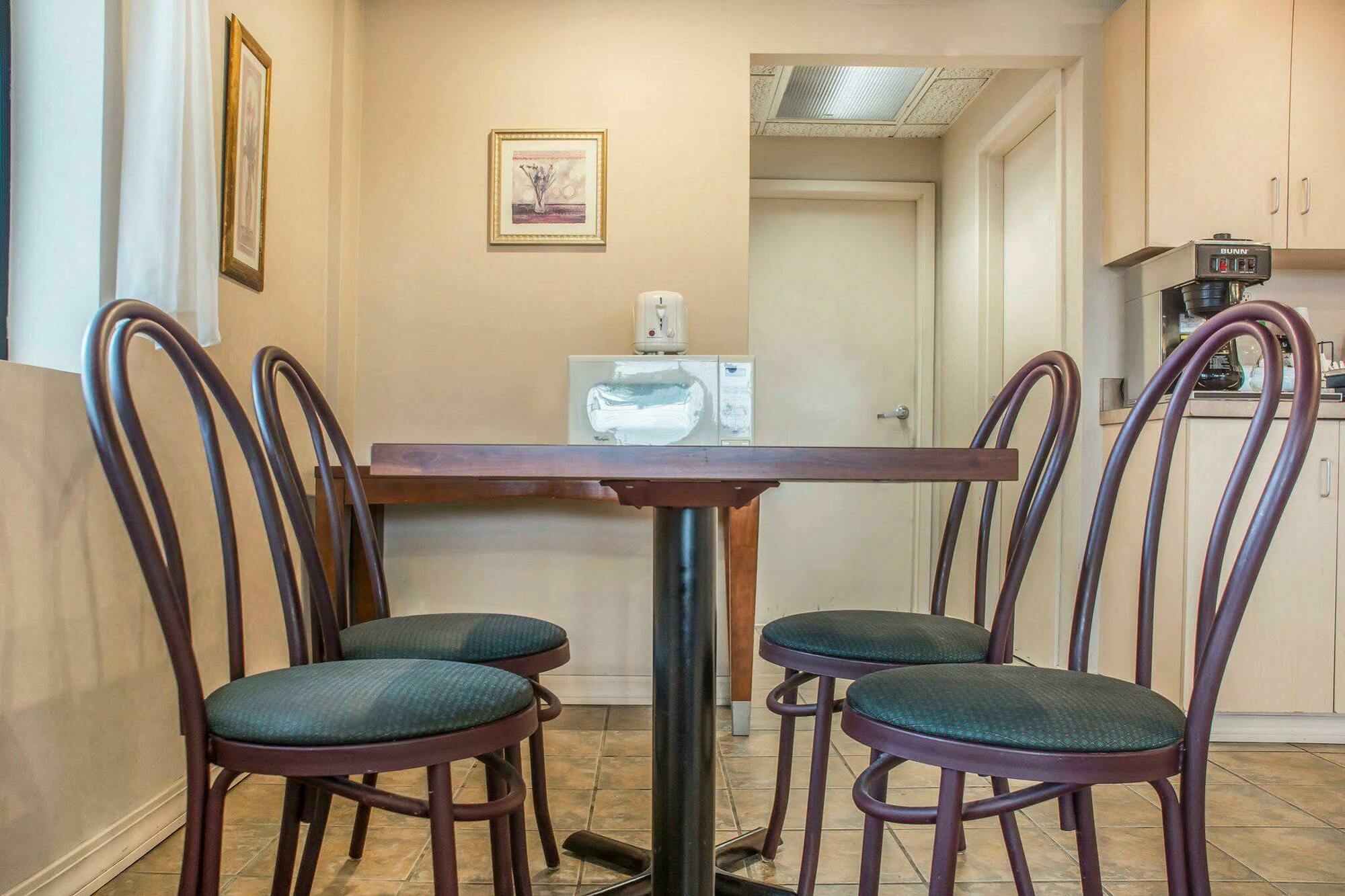 Econo Lodge Dewitt I-90 Εξωτερικό φωτογραφία
